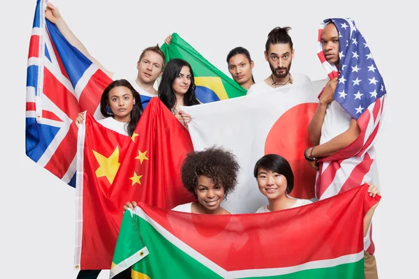 Grupo Amigos Multiétnicos Posando Con Varias Banderas Nacionales Sobre Fondo — Foto de Stock