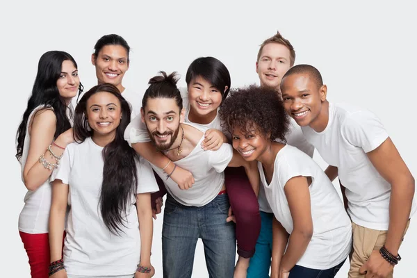 Portrét Veselých Mladých Multietnických Přátel Bílém Pozadí — Stock fotografie