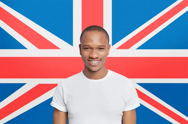 Портрет Молодого Чоловіка Білій Футболці Посміхаючись Проти Британського Прапора — стокове фото