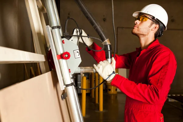 Technik Obsługujący Maszyny Ciężarowe Zakładzie Produkcyjnym — Zdjęcie stockowe