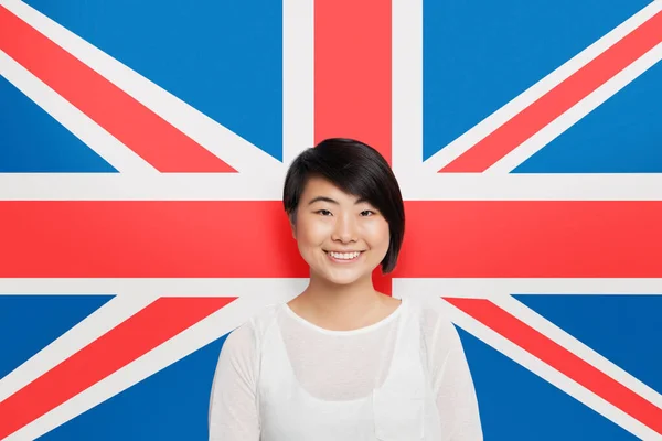 Portret Van Jonge Aziatische Vrouw Glimlachend Tegen Britse Vlag — Stockfoto