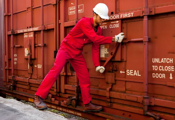 Trabajadores Hispanos Abriendo Vagón Ferroviario Industrial — Foto de Stock