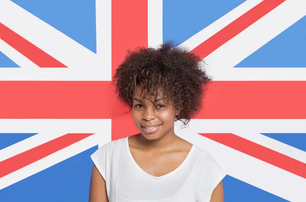 Retrato Jovem Afro Americana Shirt Branca Sorrindo Contra Bandeira Britânica — Fotografia de Stock