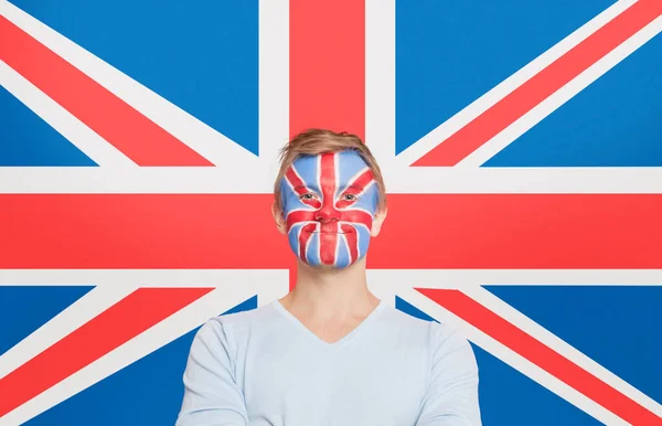 Portré Fiatal Férfi Fehér Pólóban Arcfestéssel Brit Zászló Ellen — Stock Fotó