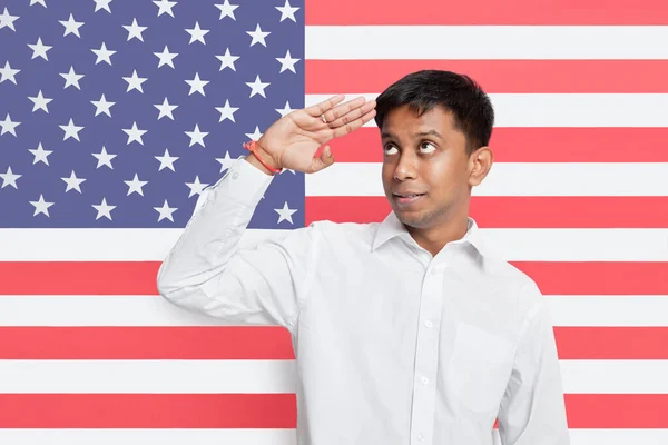 Jovem Asiático Camisa Saudando Contra Bandeira Americana — Fotografia de Stock