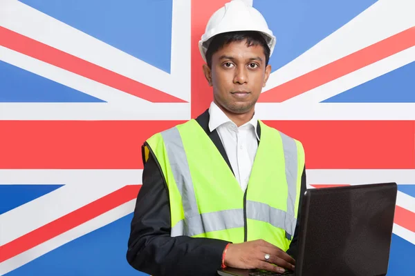 Retrato Del Arquitecto Asiático Chaleco Reflectante Usando Portátil Contra Bandera — Foto de Stock