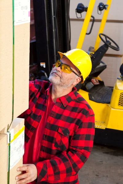 Arbeiter Inspiziert Holzpalette Die Neben Gabelstapler Steht — Stockfoto