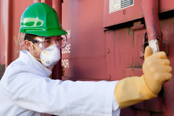 Werknemer Hazmat Pak Harde Hoed Gezichtsmasker Sluiten Metalen Deur — Stockfoto