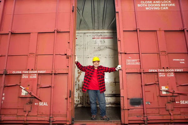 Trabajador Mediana Edad Parado Vagón Ferroviario Industrial —  Fotos de Stock