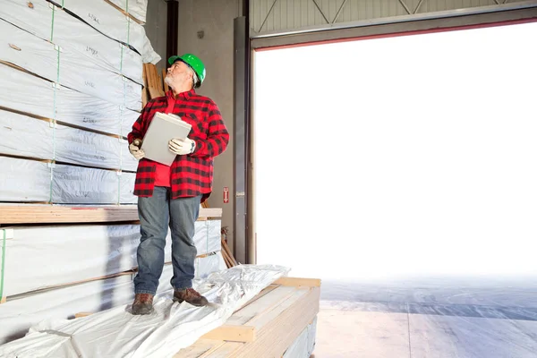 Werknemer Die Hout Inspecteert Dat Klaar Voor Distributie — Stockfoto