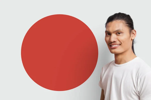 Портрет Молодого Азиата Улыбающегося Против Японского Флага — стоковое фото