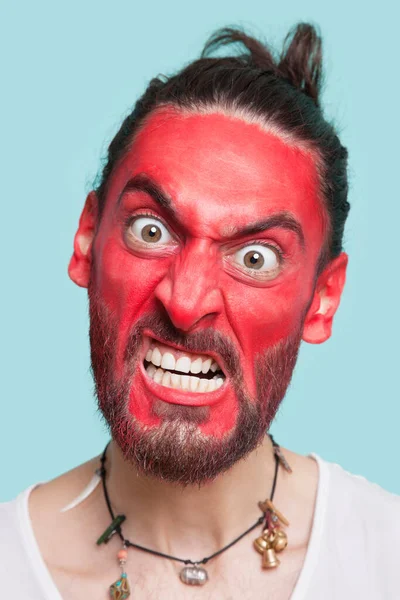Retrato Jovem Agressivo Com Rosto Pintado Vermelho Apertando Dentes Contra — Fotografia de Stock