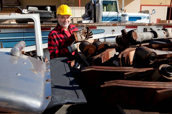 Worker Sorting Scrap Metal Front Cargo Truck — Stock Photo, Image