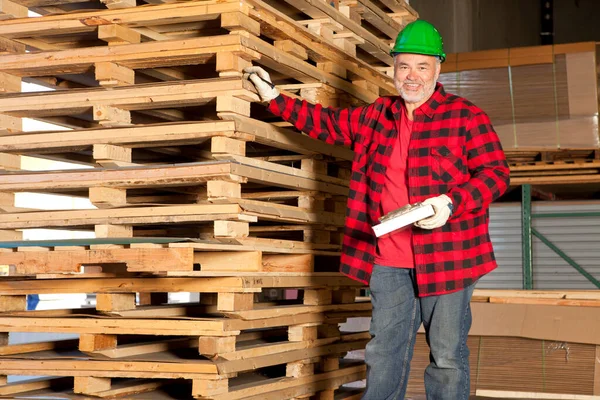 Travail Âge Moyen Debout Devant Des Palettes Bois — Photo