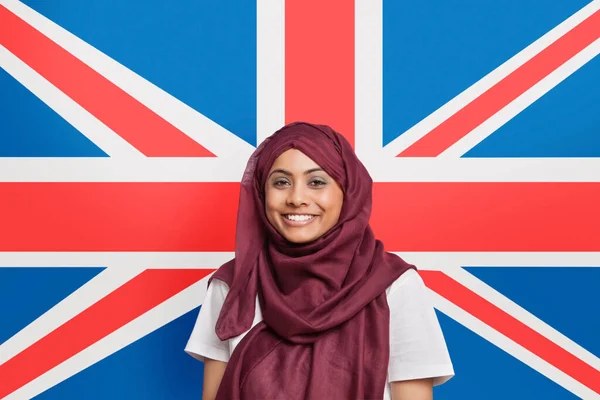 Retrato Jovem Muçulmana Feliz Roupas Tradicionais Contra Bandeira Britânica — Fotografia de Stock