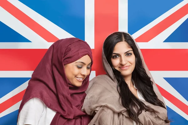 Happy Young Muslim Women Traditional Clothing Standing British Flag — Stock Photo, Image