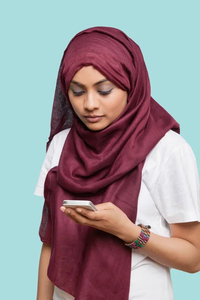 Νεαρή Μουσουλμάνα Γυναίκα Παραδοσιακά Ρούχα Μηνύματα Κειμένου Μπλε Φόντο — Φωτογραφία Αρχείου