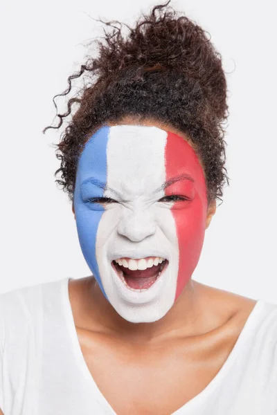一个愤怒的非洲裔美国女人的画像 她的脸上挂着法国国旗 在白人背景下大喊 — 图库照片