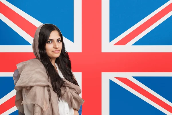 Retrato Bela Jovem Muçulmana Roupas Tradicionais Contra Bandeira Britânica — Fotografia de Stock