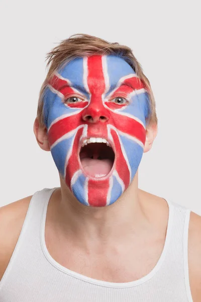 Πορτρέτο Του Νεαρού Καυκάσου Βρετανική Σημαία Ζωγραφισμένη Στο Πρόσωπο Επευφημίες — Φωτογραφία Αρχείου