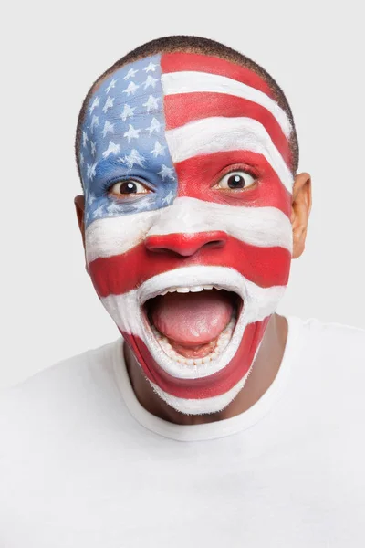 Portret Zaskoczonego Młodzieńca Malowaną Twarzy Flagą Północnoamerykańską Krzyczącą Białym Tle — Zdjęcie stockowe