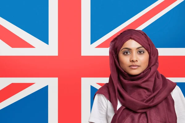 Portret Młodej Muzułmanki Tradycyjnej Odzieży Stojącej Pod Brytyjską Flagą — Zdjęcie stockowe