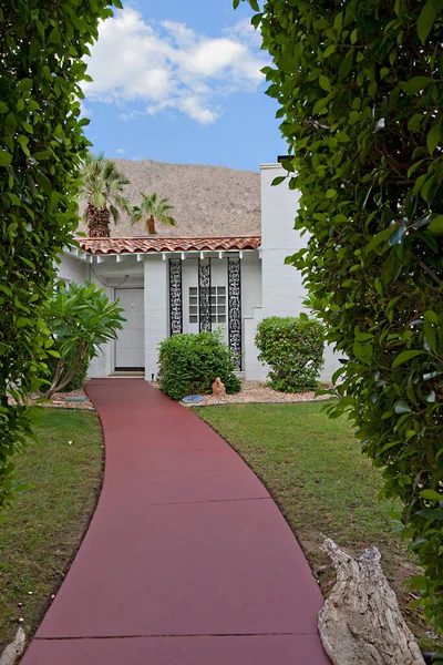 Path Hedge Leading Bungalow — Stock Photo, Image