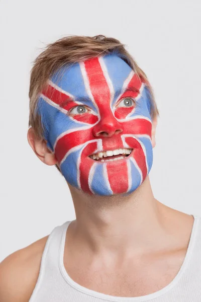 Νεαρός Καυκάσιος Άνδρας Βρετανική Σημαία Ζωγραφισμένη Στο Πρόσωπο Ημέρα Ονειρεύεται — Φωτογραφία Αρχείου