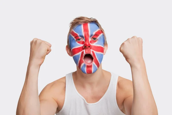 Retrato Jovem Caucasiano Feliz Com Bandeira Britânica Pintada Rosto Celebrando — Fotografia de Stock