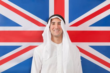 Amerikan bayrağına karşı geleneksel giysiler içinde bir Arap portresi