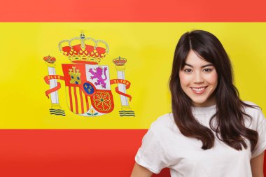 İspanyol bayrağına karşı gülümseyen melez genç bir kadının portresi