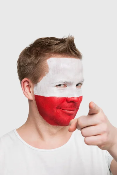 Retrato Jovem Com Bandeira Polonesa Pintada Rosto Apontando Dedo Contra — Fotografia de Stock