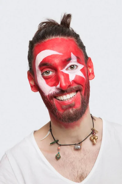 Portrét Šťastného Mladého Muže Tureckou Vlajkou Namalovanou Obličeji Bílém Pozadí — Stock fotografie