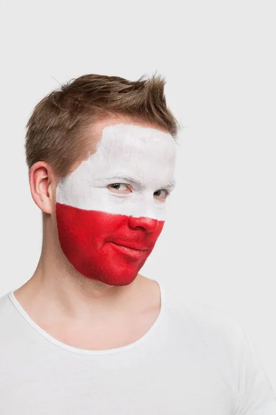 Retrato Jovem Com Bandeira Polonesa Pintada Rosto Sorrindo Contra Fundo — Fotografia de Stock