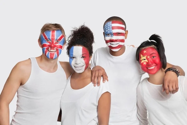 脸上挂着国旗的快乐的多民族朋友的画像 他们站在白色的背景下 — 图库照片