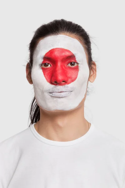 Portret Młodego Mieszanego Człowieka Rasy Japońską Flagą Pomalowaną Białym Tle — Zdjęcie stockowe