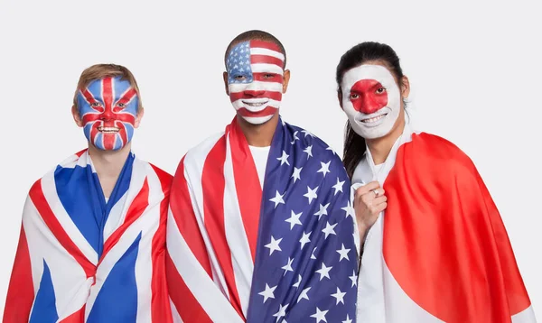 Retrato Jovens Homens Patrióticos Com Bandeiras Nacionais Pintura Facial Sorrindo — Fotografia de Stock