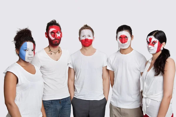 Retrato Grupo Multiétnico Serio Amigos Con Varias Banderas Nacionales Pintadas —  Fotos de Stock