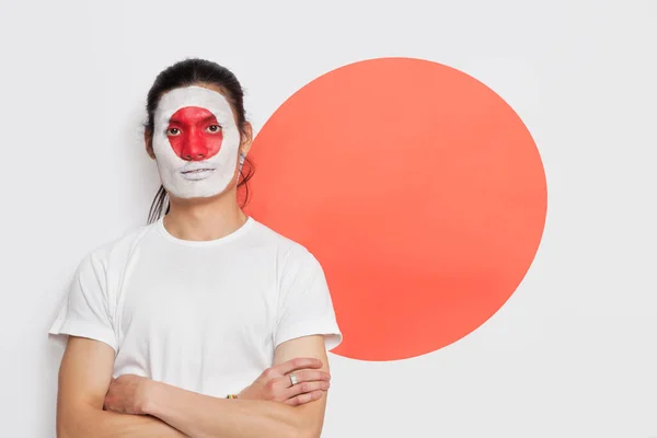 日本の国旗に顔と腕を描いた若い混合人種の肖像画 — ストック写真