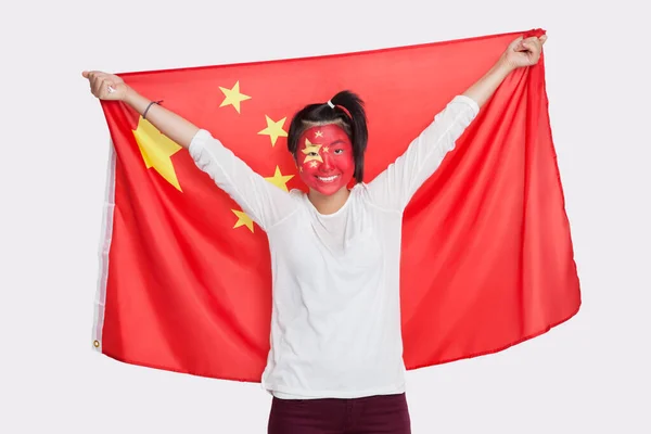 亚洲年轻女子的画像 带有中国国旗 脸蛋涂成白色背景 — 图库照片