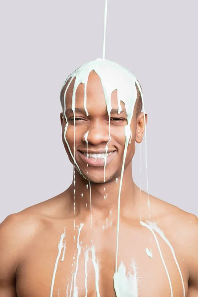 Portrét Mladého Muže Bez Košile Barvou Padající Hlavu Šedém Pozadí — Stock fotografie