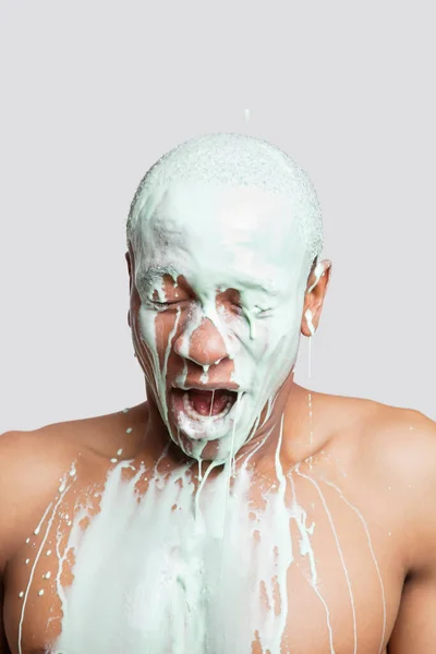 Shirtless Young Man Covered Paint Mouth Open Gray Background — Stock Photo, Image