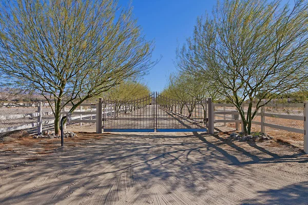 Puerta Delantera Del Rancho Con Camino Tierra —  Fotos de Stock