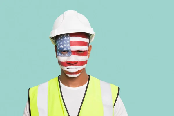 Portrét Mladého Architekta Americkou Vlajkou Namalovanou Obličeji Barevném Pozadí — Stock fotografie