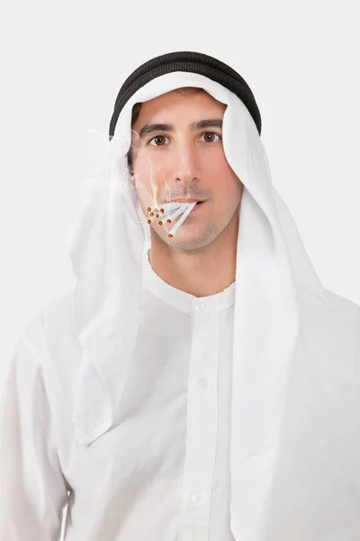 Portrait Homme Arabe Fumant Des Cigarettes Sur Fond Blanc — Photo