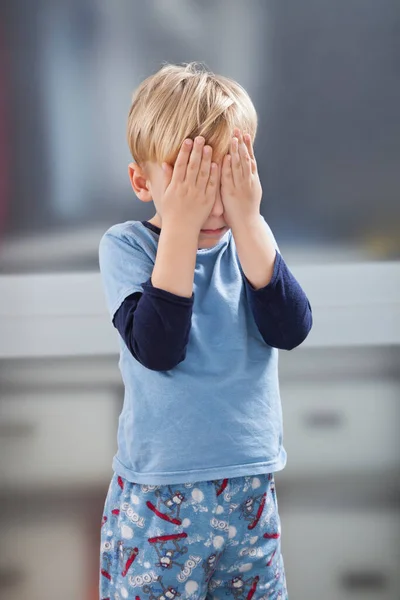 Vyděšený Malý Chlapec Neformálních Věcech Rukama Přes Oči — Stock fotografie
