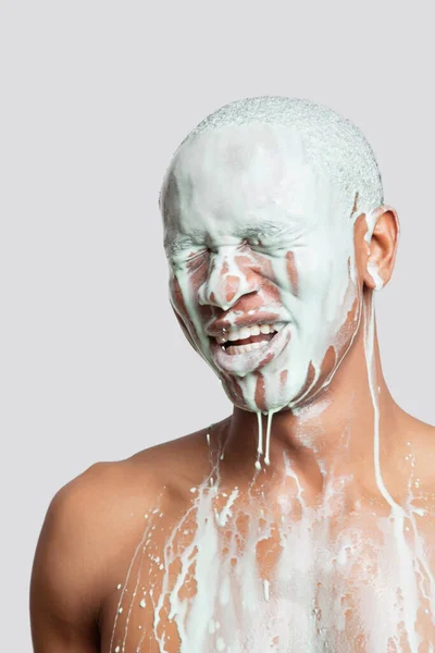 Jovem Sem Camisa Com Rosto Coberto Tinta Contra Fundo Cinza — Fotografia de Stock