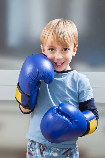 Porträt Eines Kaukasischen Jungen Kasualien Mit Boxhandschuhen — Stockfoto