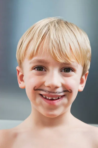 Porträtt Söt Vit Pojke Med Målad Mustasch — Stockfoto