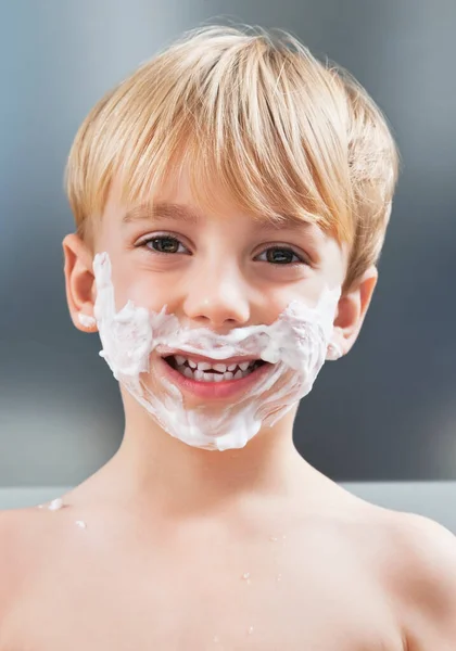 白人少年の顔にシェービングクリームの肖像画 — ストック写真